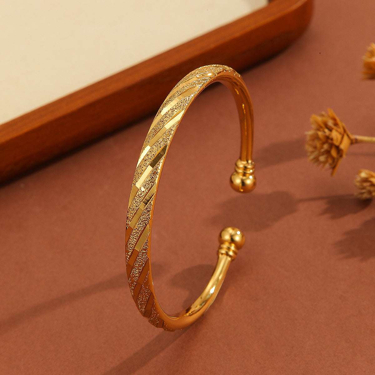 1pcsVintage Gold-plated 18k Delicate Pattern Bracelet, Sand Gold Women's Open Bracelet, Suitable For Daily Wear Holiday Gifts