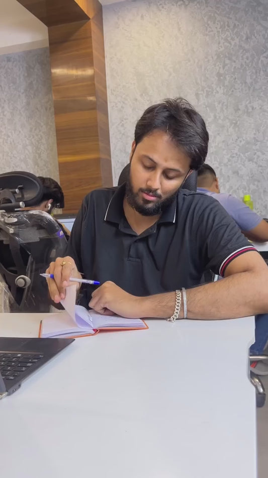 Cute Cartoon Trash Can with Lid – 15x15x8 cm – Compact Odor-Sealing Mini Waste Bin